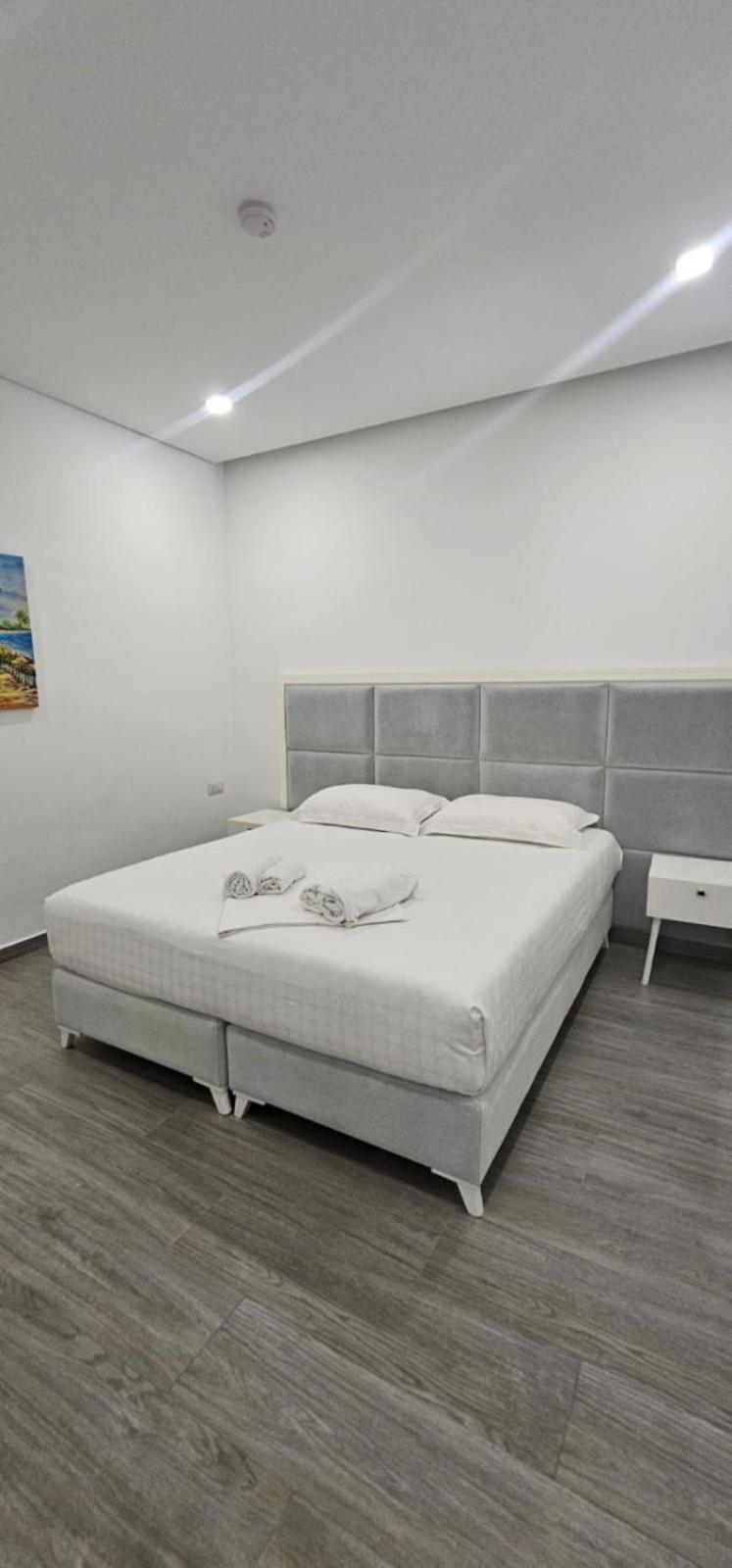 Hotel Edina Apartments By Hp Sarandë エクステリア 写真